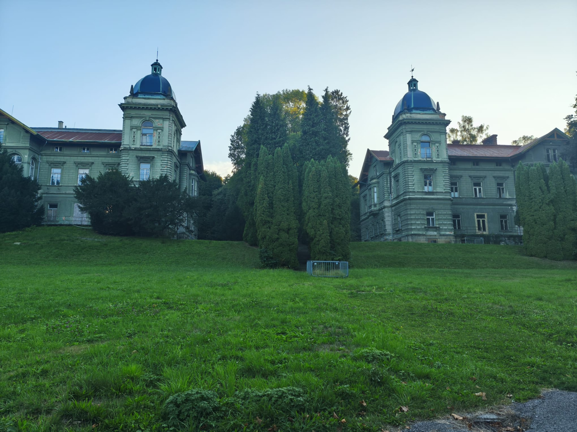 Hückelova vila – pohled na vilu s věží a kopulí