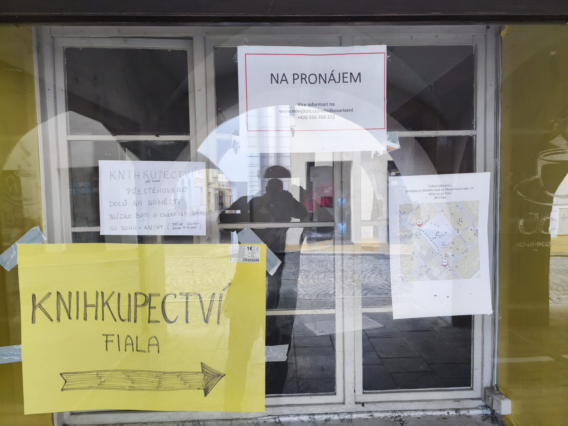 Výloha bývalého knihkupectví s cedulí Na pronájem