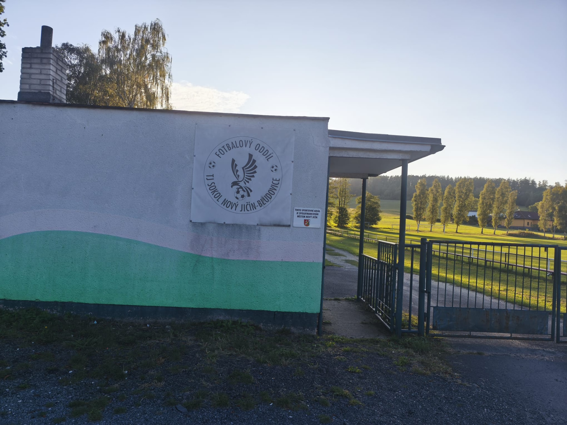 Areál v Bludovicích – zastřešená tribuna a zázemí pro diváky