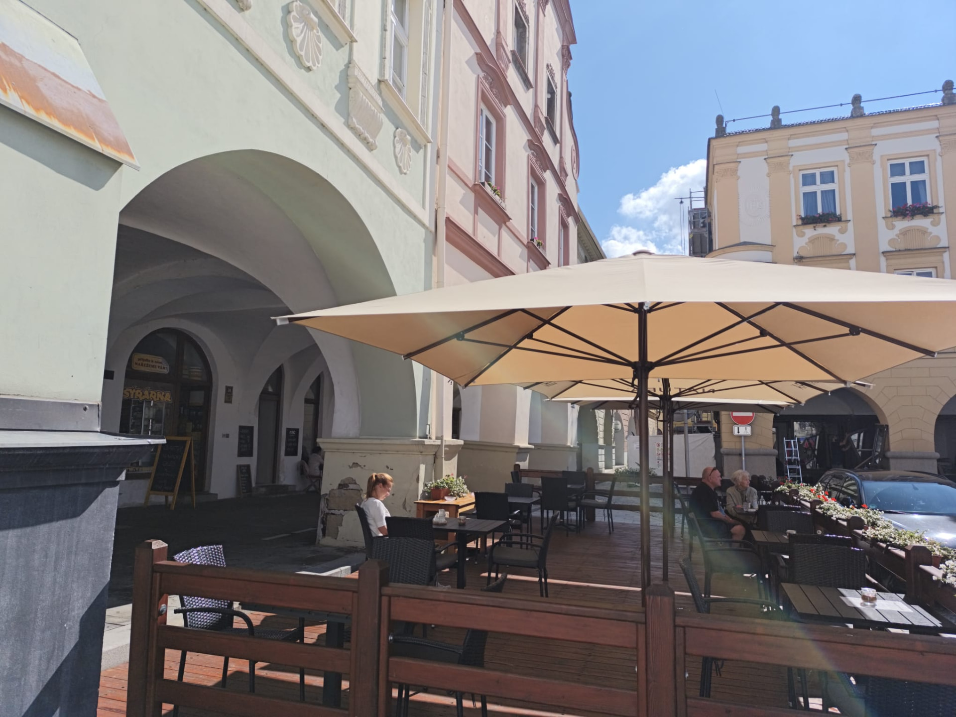 Venkovní terasa restaurace v podloubí náměstí