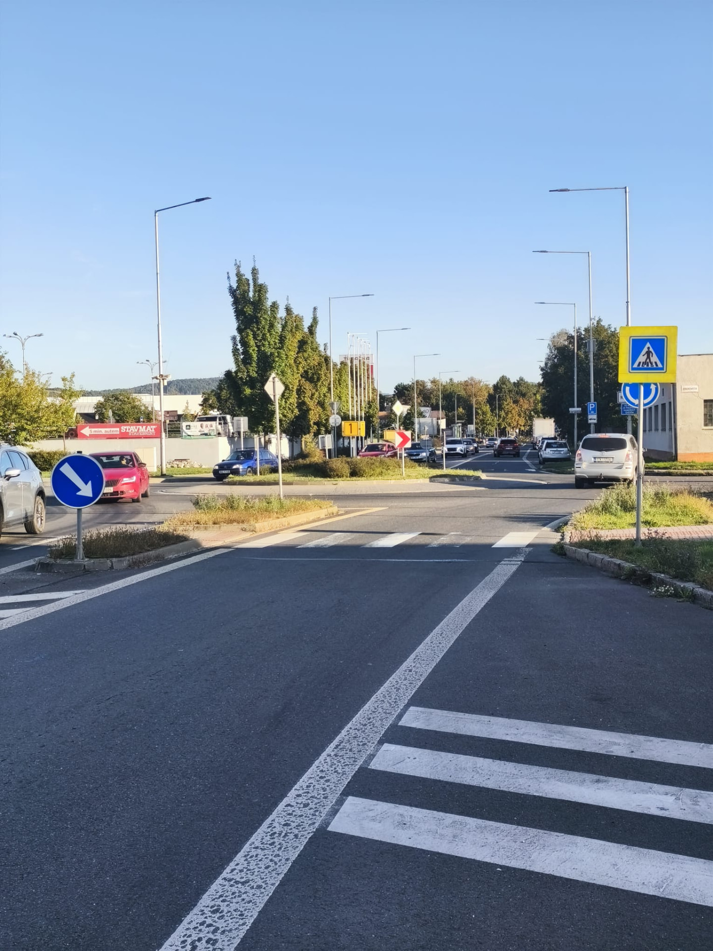 Kruhový objezd a přechod pro chodce na Sokolovské ulici