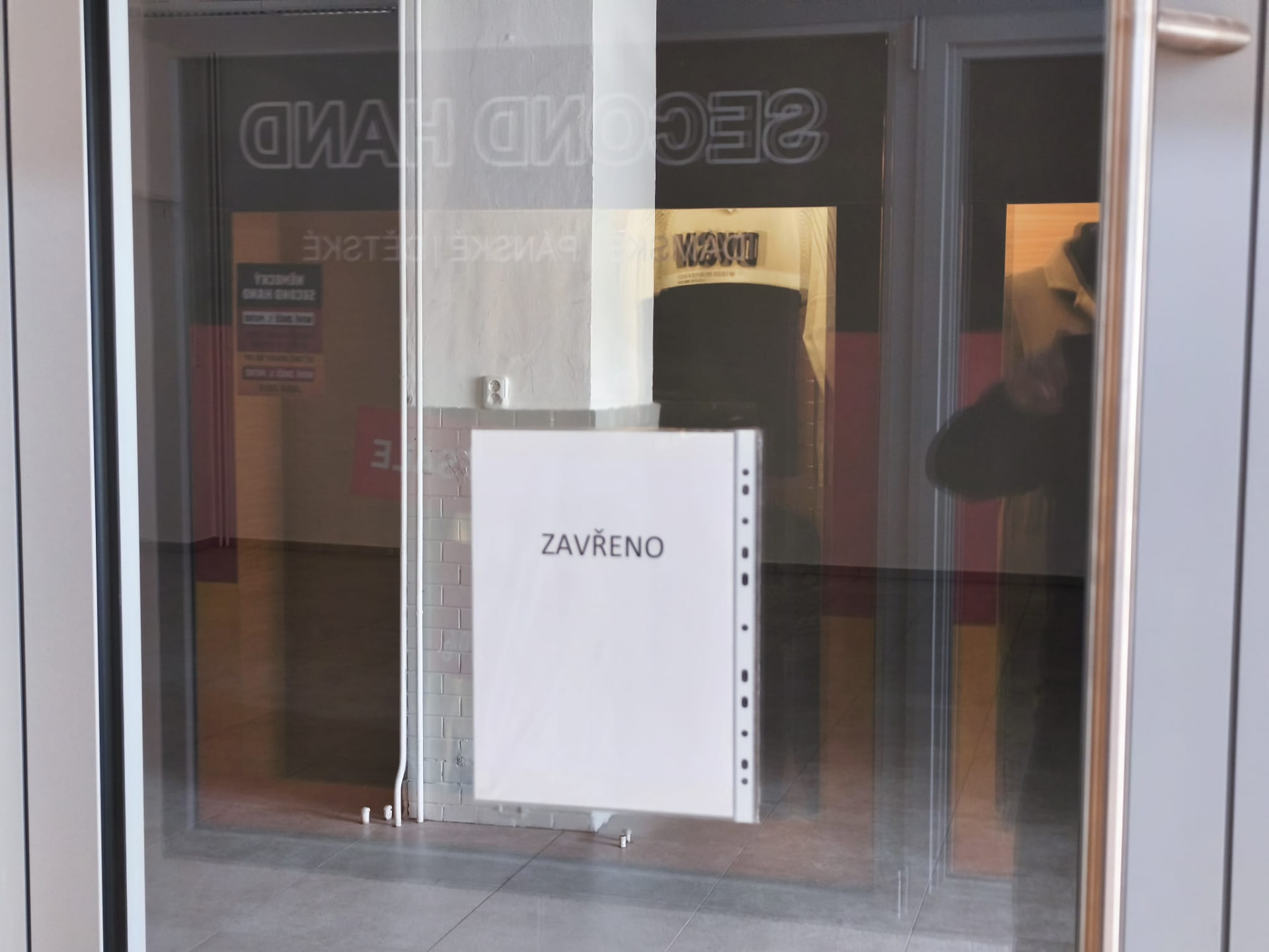 Zavřený second hand – nápis Zavřeno ve výloze