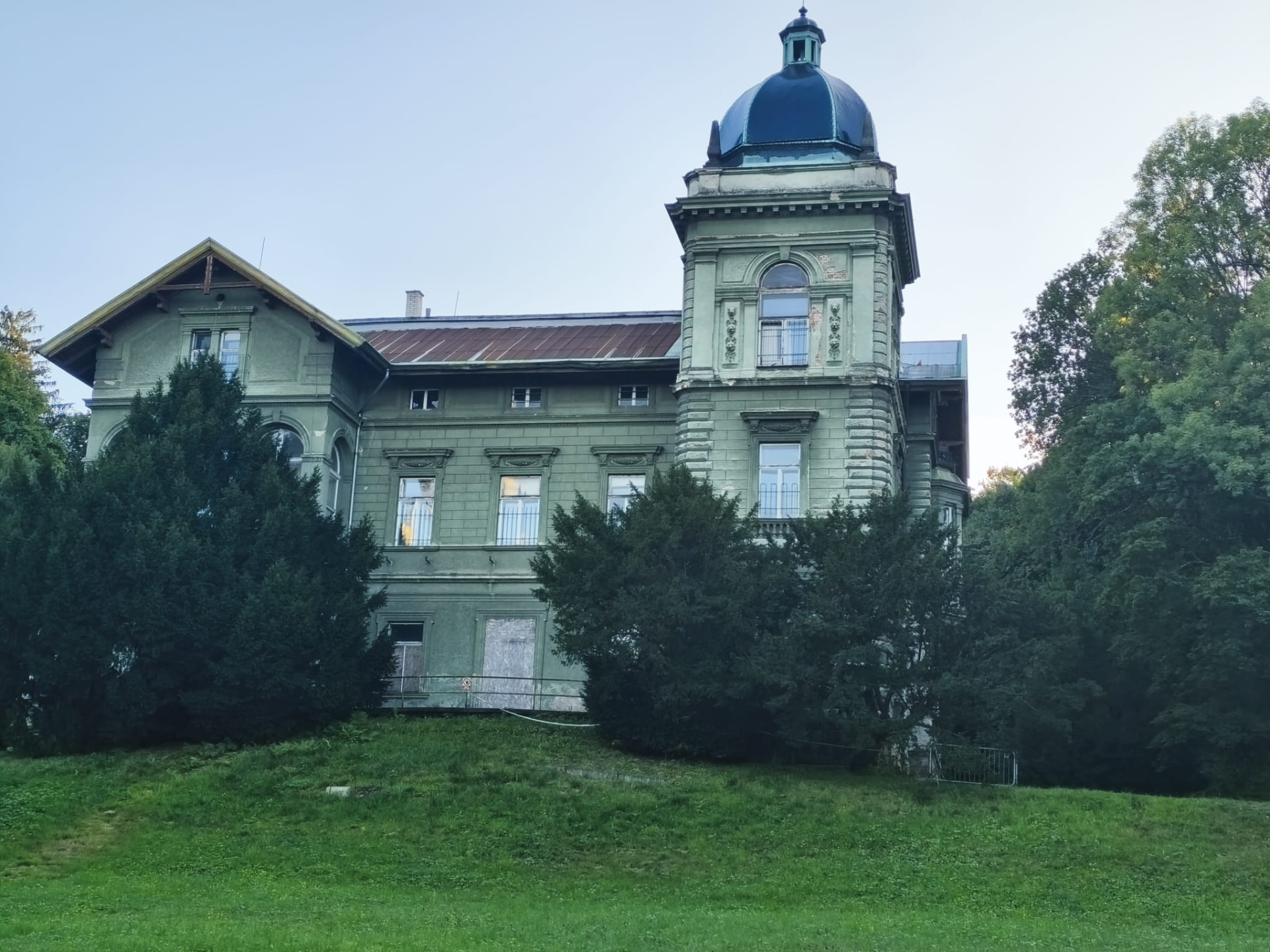 Hückelova vila – detail věže a fasády