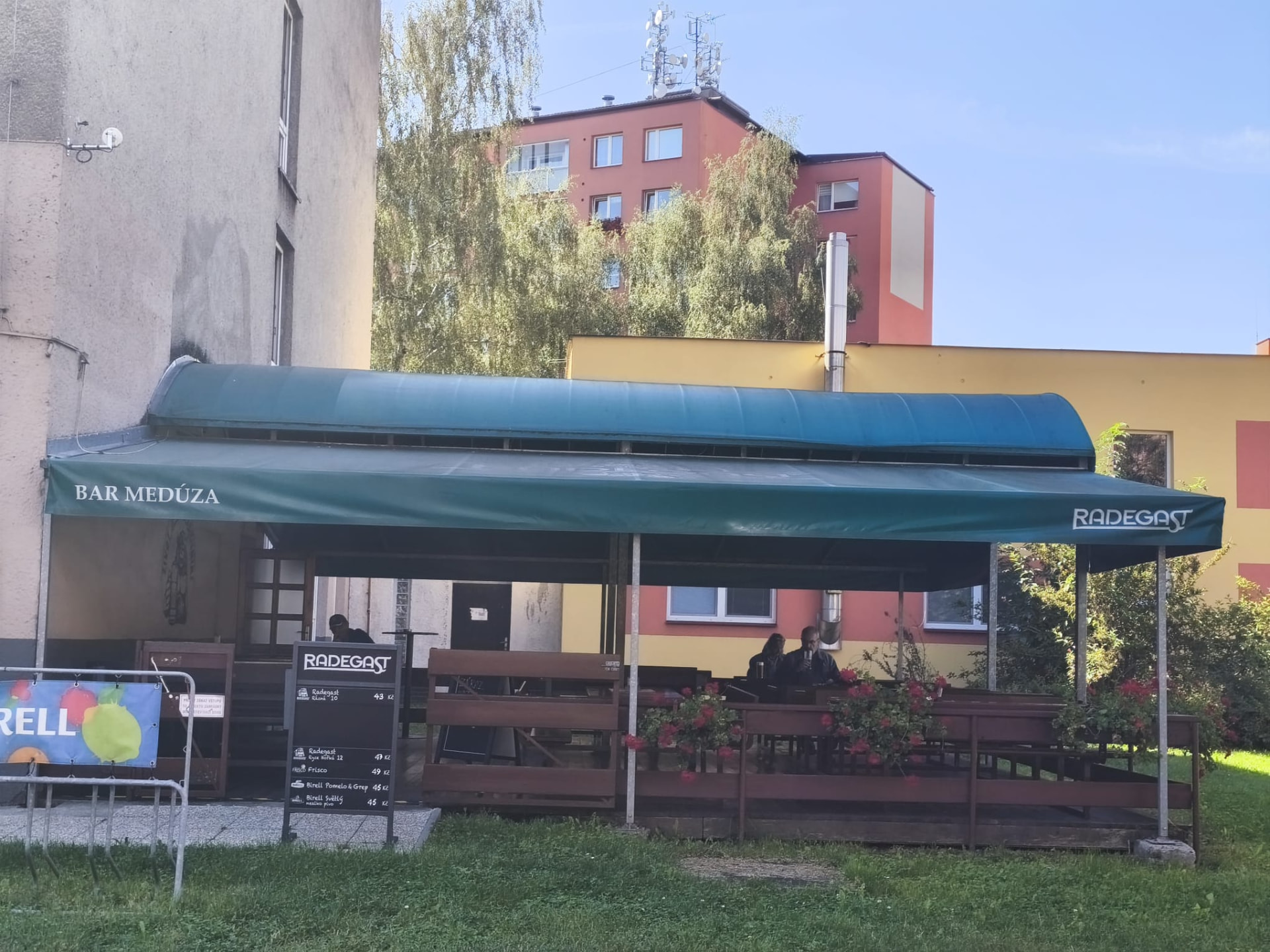 Restaurační předzahrádka baru Medúza