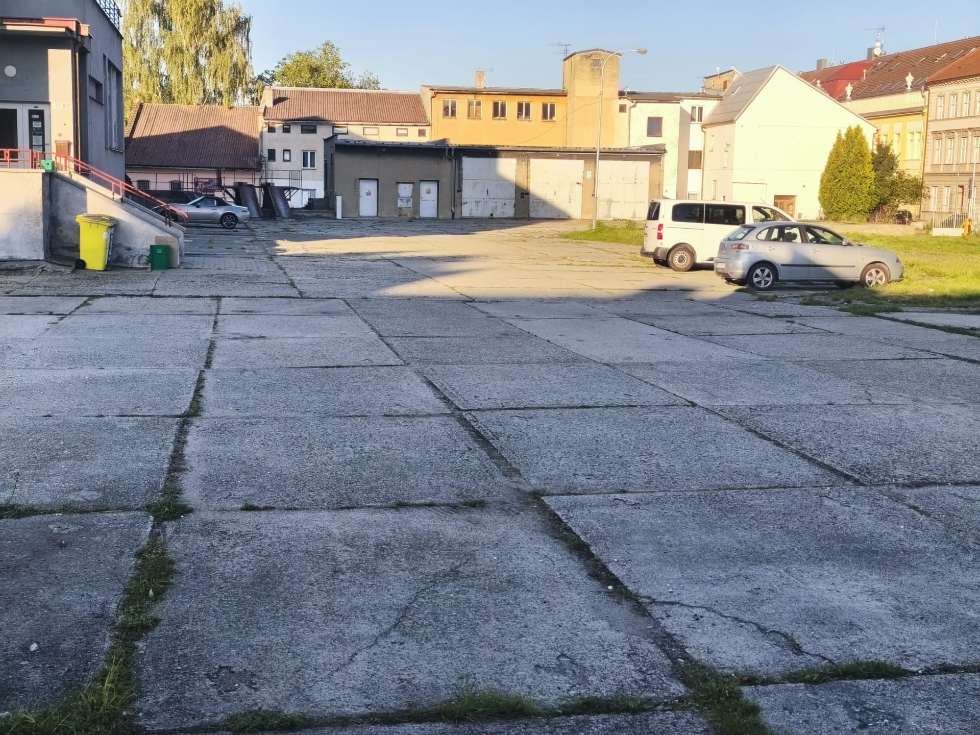 Parkoviště na Hoblíkově ulici u bývalého Telecomu