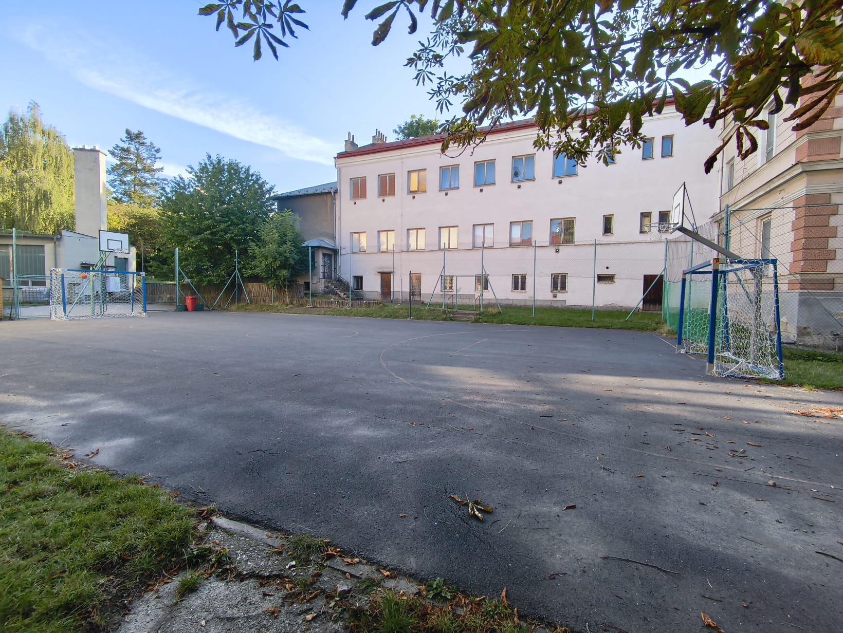 Současné sportovní hřiště u Tyršovy školy