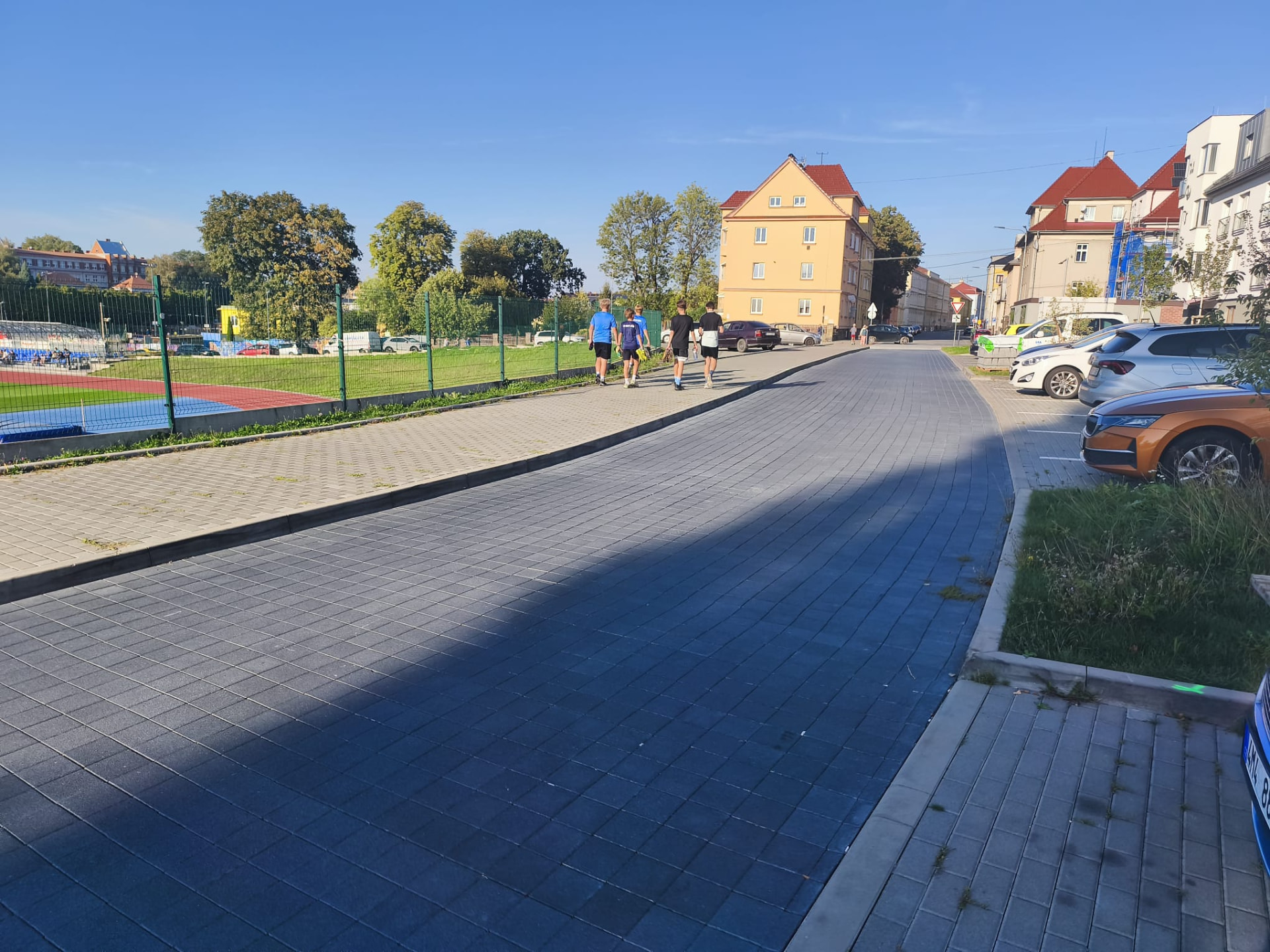Výjezd z parkovacích míst u haly ABC – obrubník u protějšího chodníku