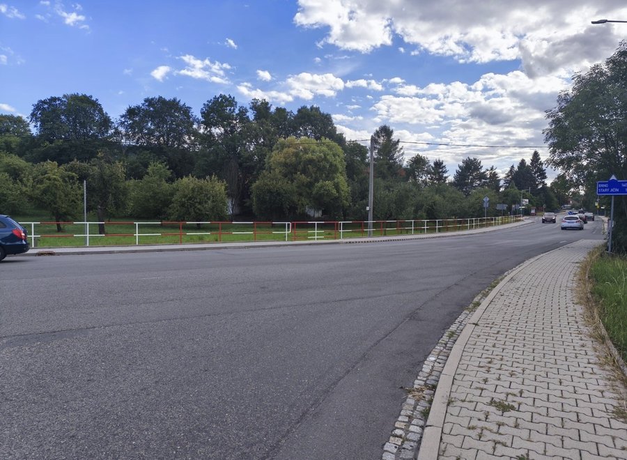Vybudování chodníkového tělesa na ulici Na Drážkách v Loučce po odblokování mnohaletého majetkoprávního problému s majiteli pozemku