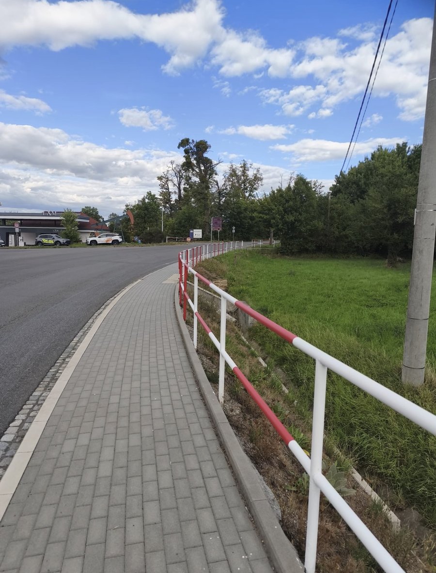 Vybudování chodníkového tělesa na ulici Na Drážkách v Loučce po odblokování mnohaletého majetkoprávního problému s majiteli pozemku