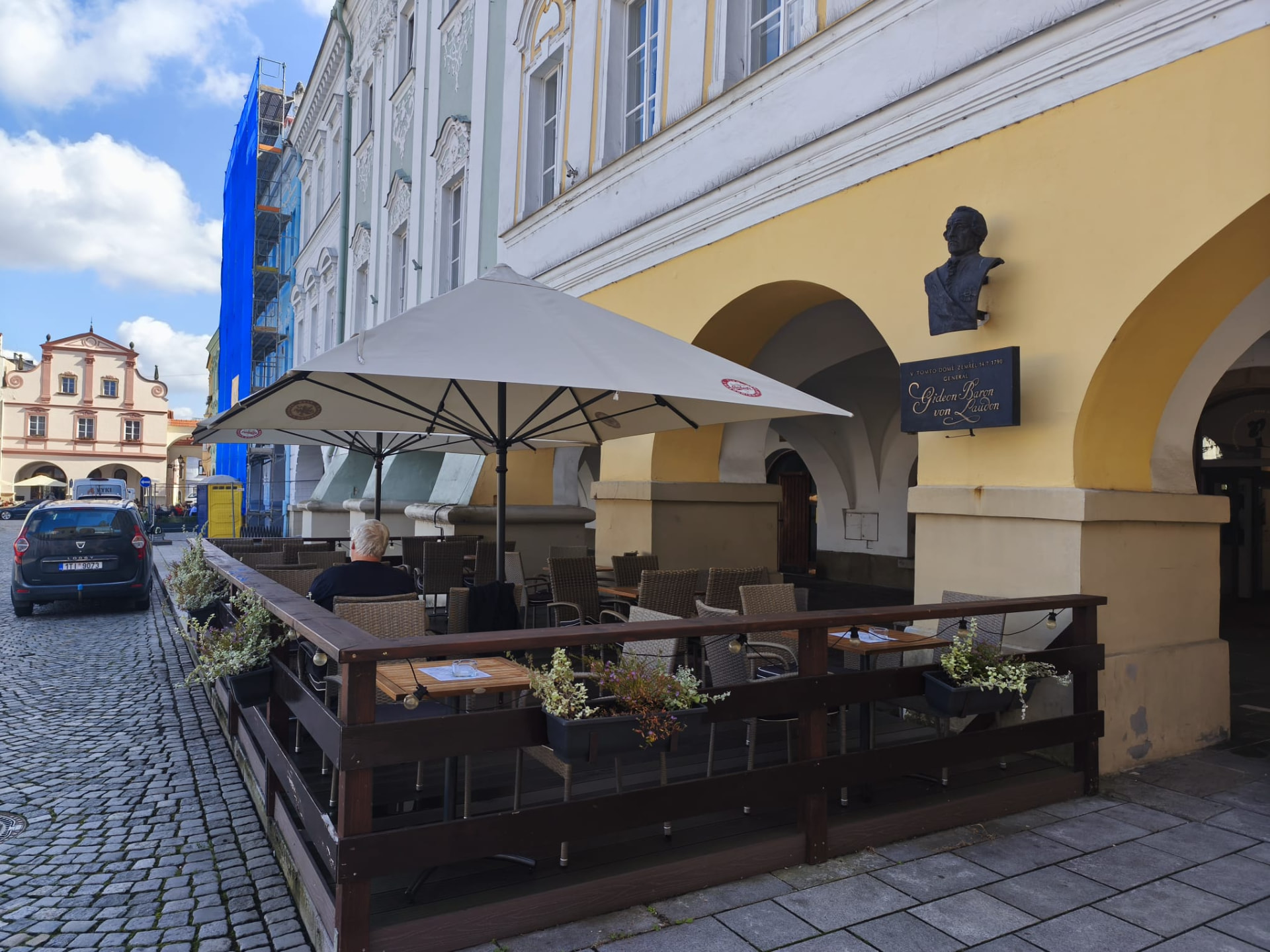 Venkovní posezení restaurace v Novém Jičíně