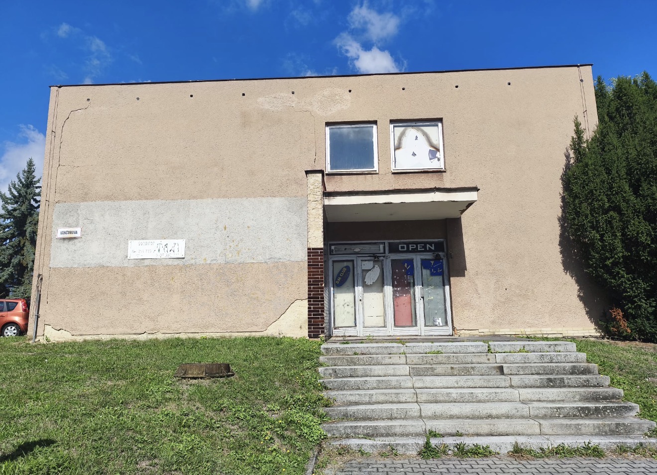 Bývalý J klub – vchod s hlavním vstupem do budovy