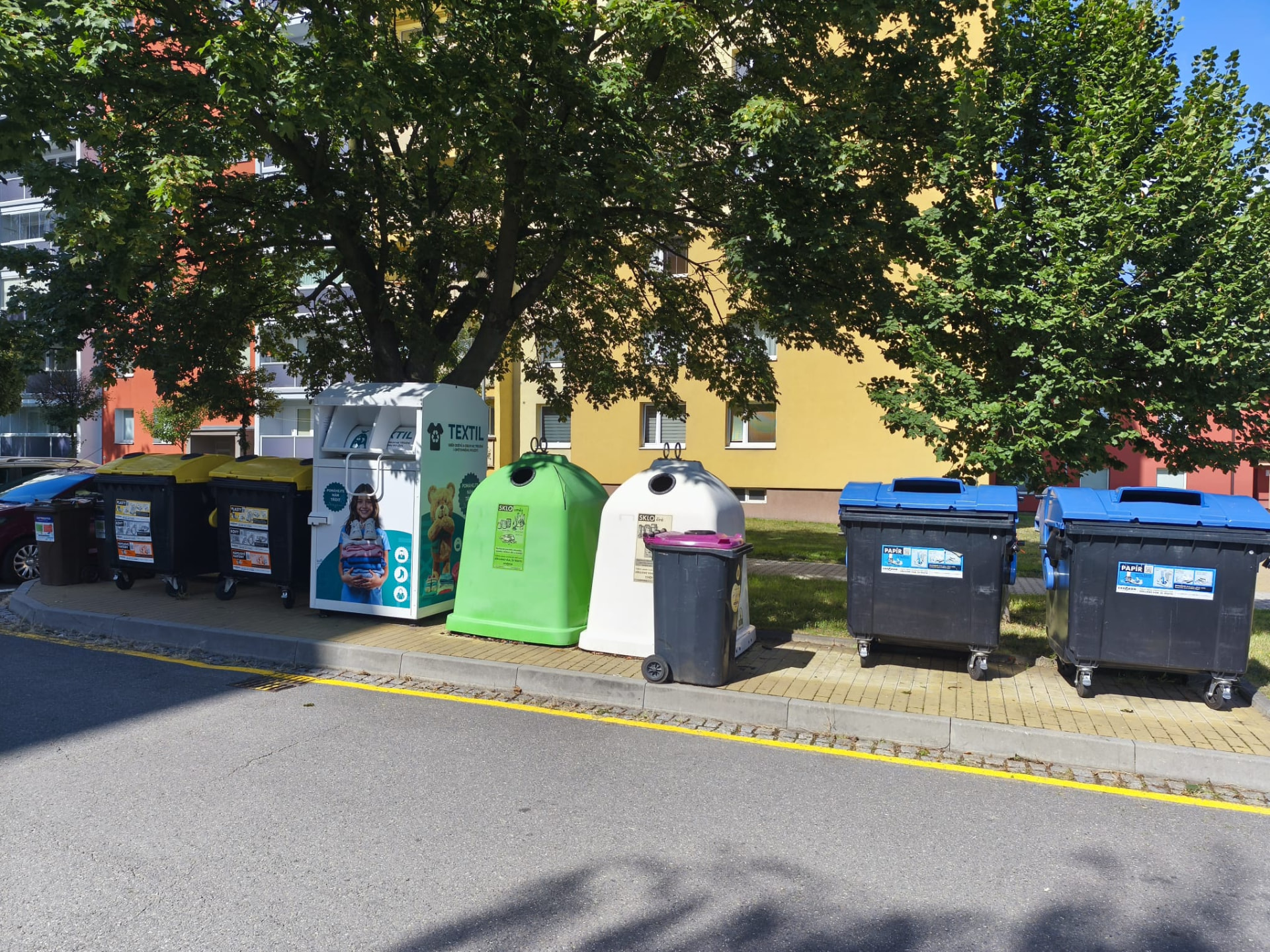 Tříděné odpady – kontejnery na plasty, sklo, papír a textil