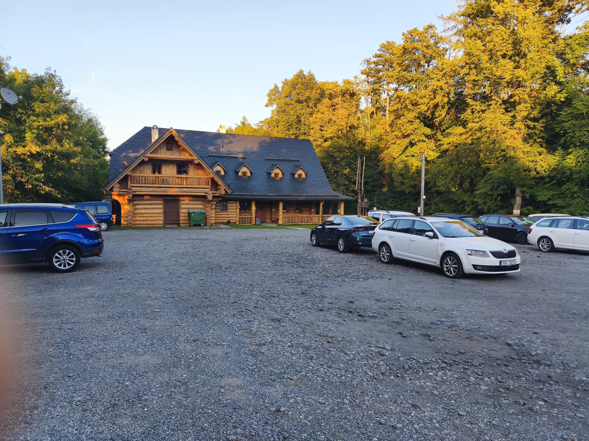 Parkoviště u restaurace Na Skalkách – pohled na areál
