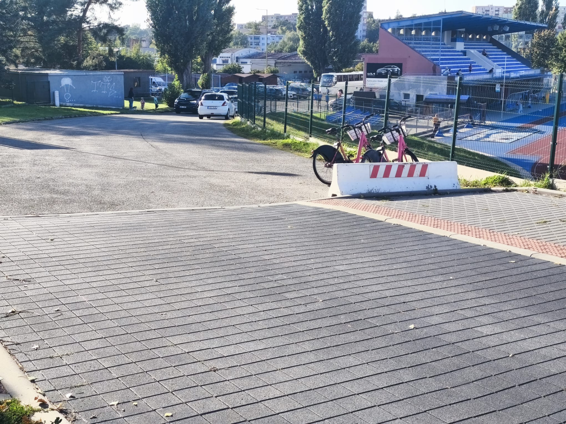 Chodník u parkoviště u haly ABC, kde snížíme obrubník