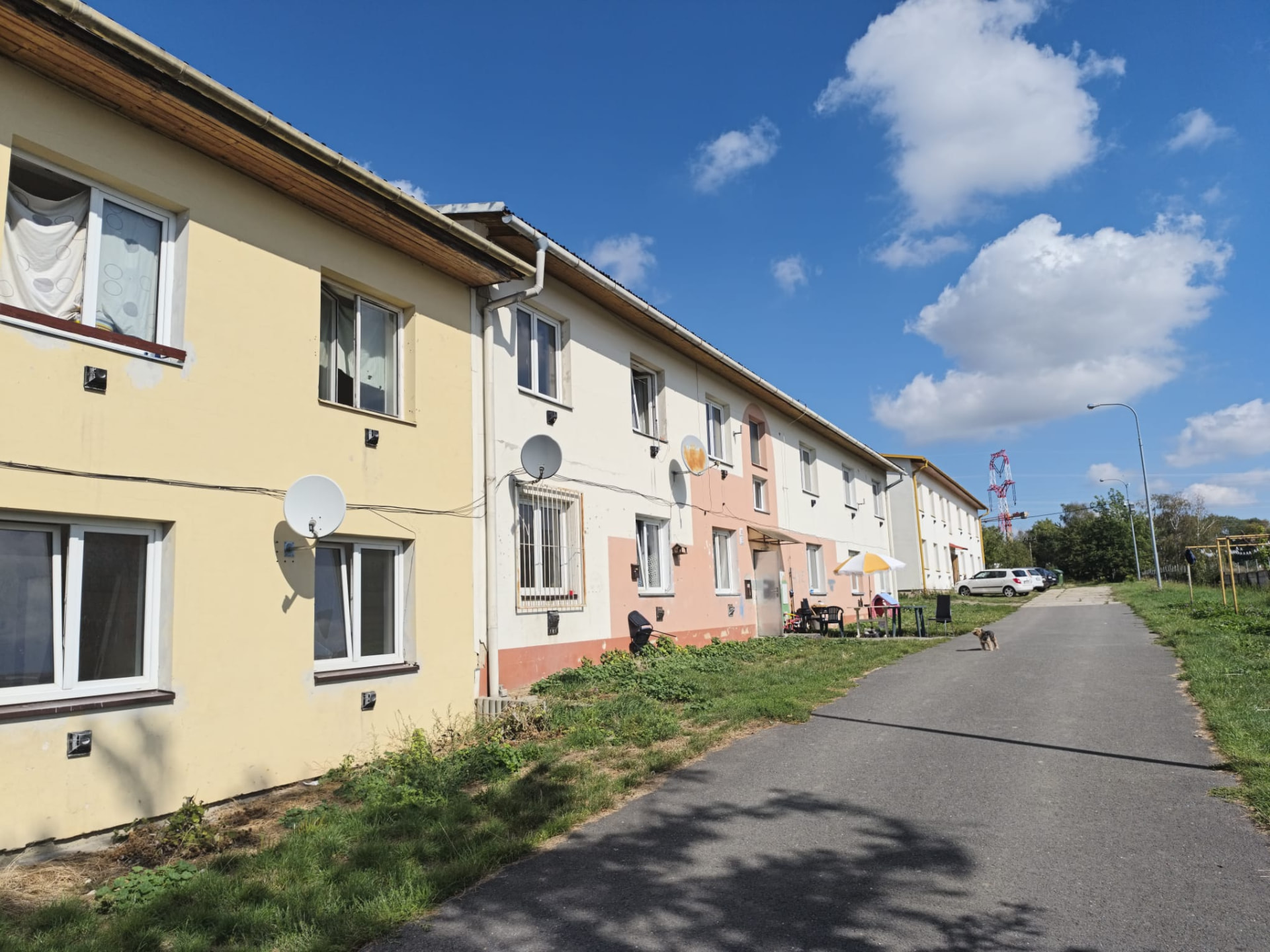 Řada domů určených k rekonstrukci na sociální byty