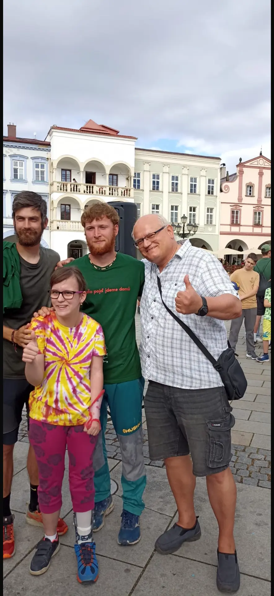 Pavel Rozbroj s Natálkou a účastníky sbírky na náměstí v Novém Jičíně