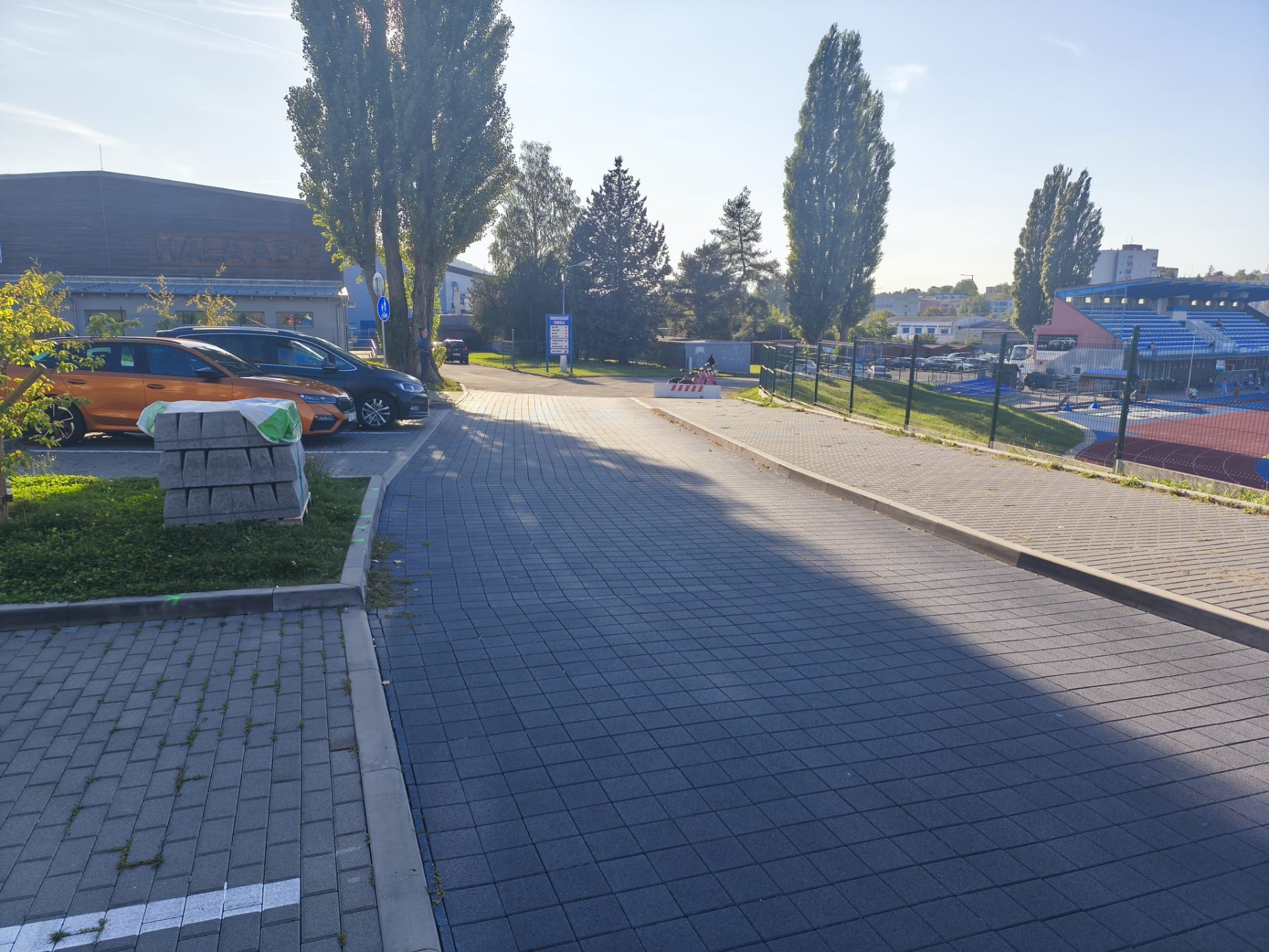 Parkovací místa u haly ABC – pohled na výjezd