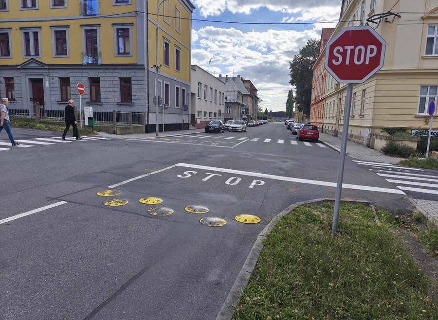 Křižovatka ulic Divadelní a Jirásková