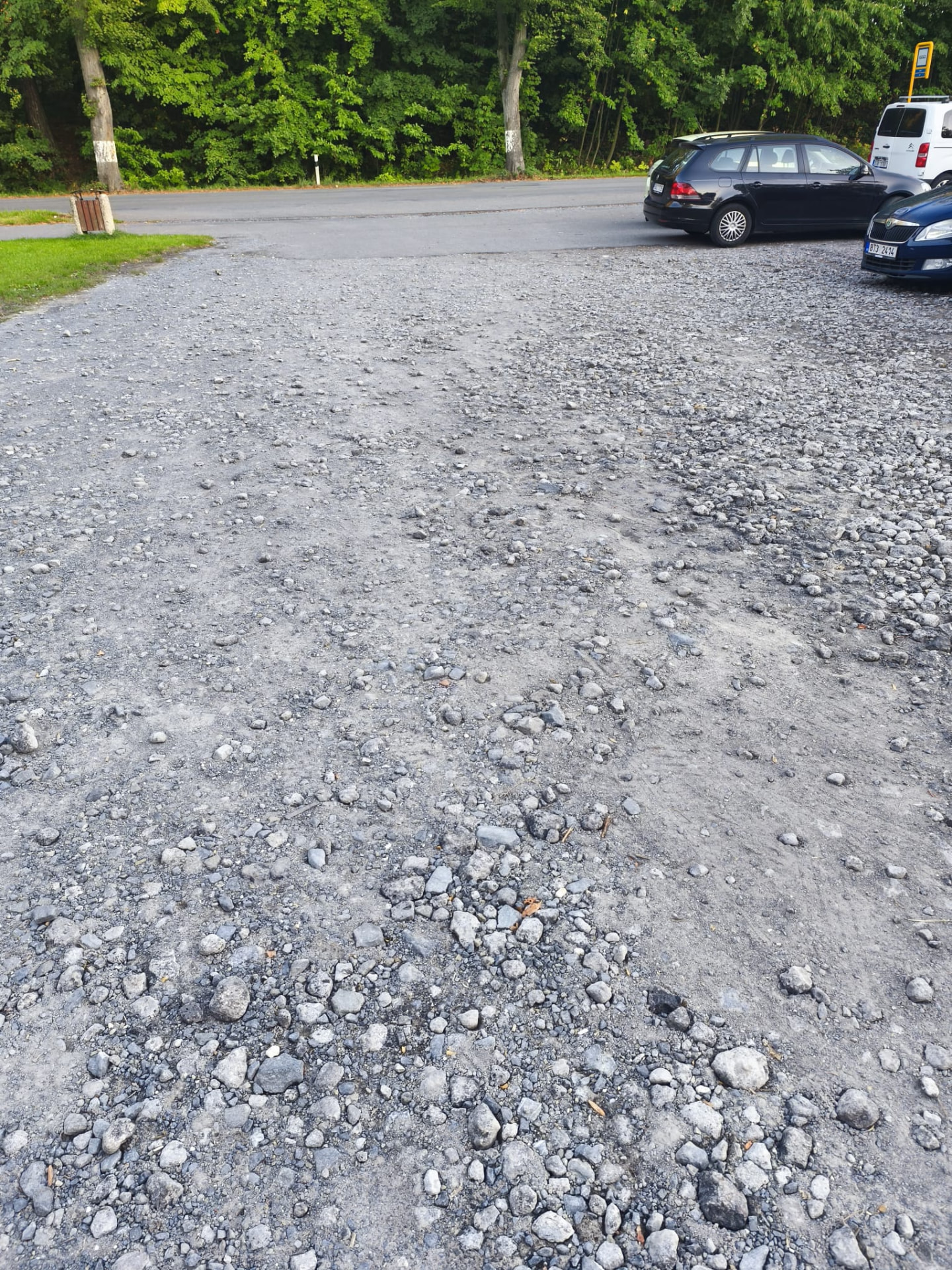 Parkoviště u restaurace U Medvěda s parkujícími vozy