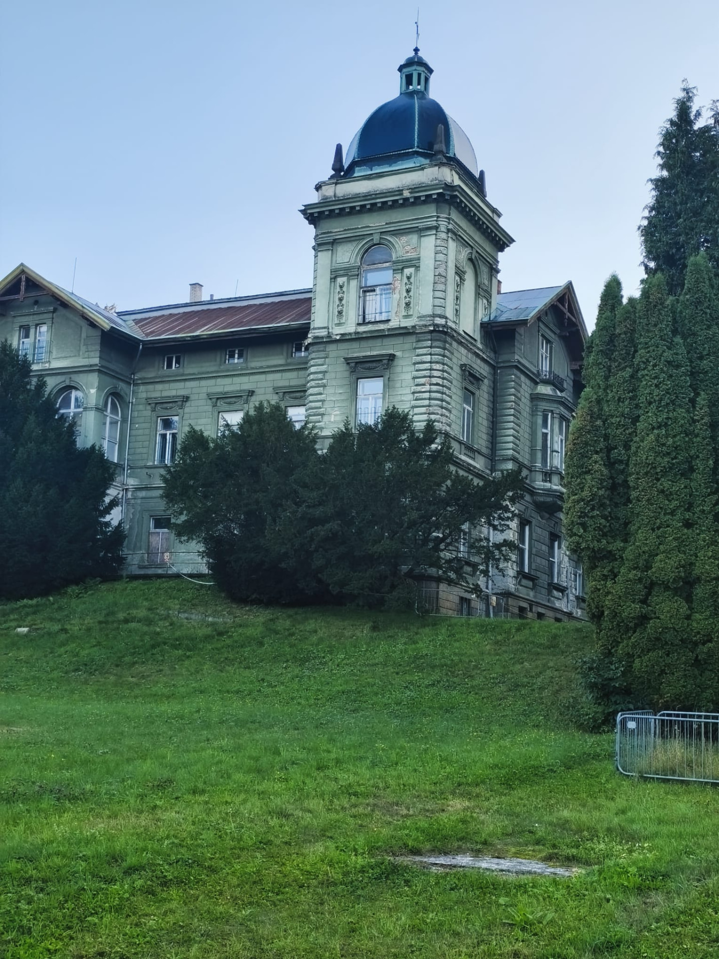 Hückelovy vily – pohled na obě vily v zámeckém parku