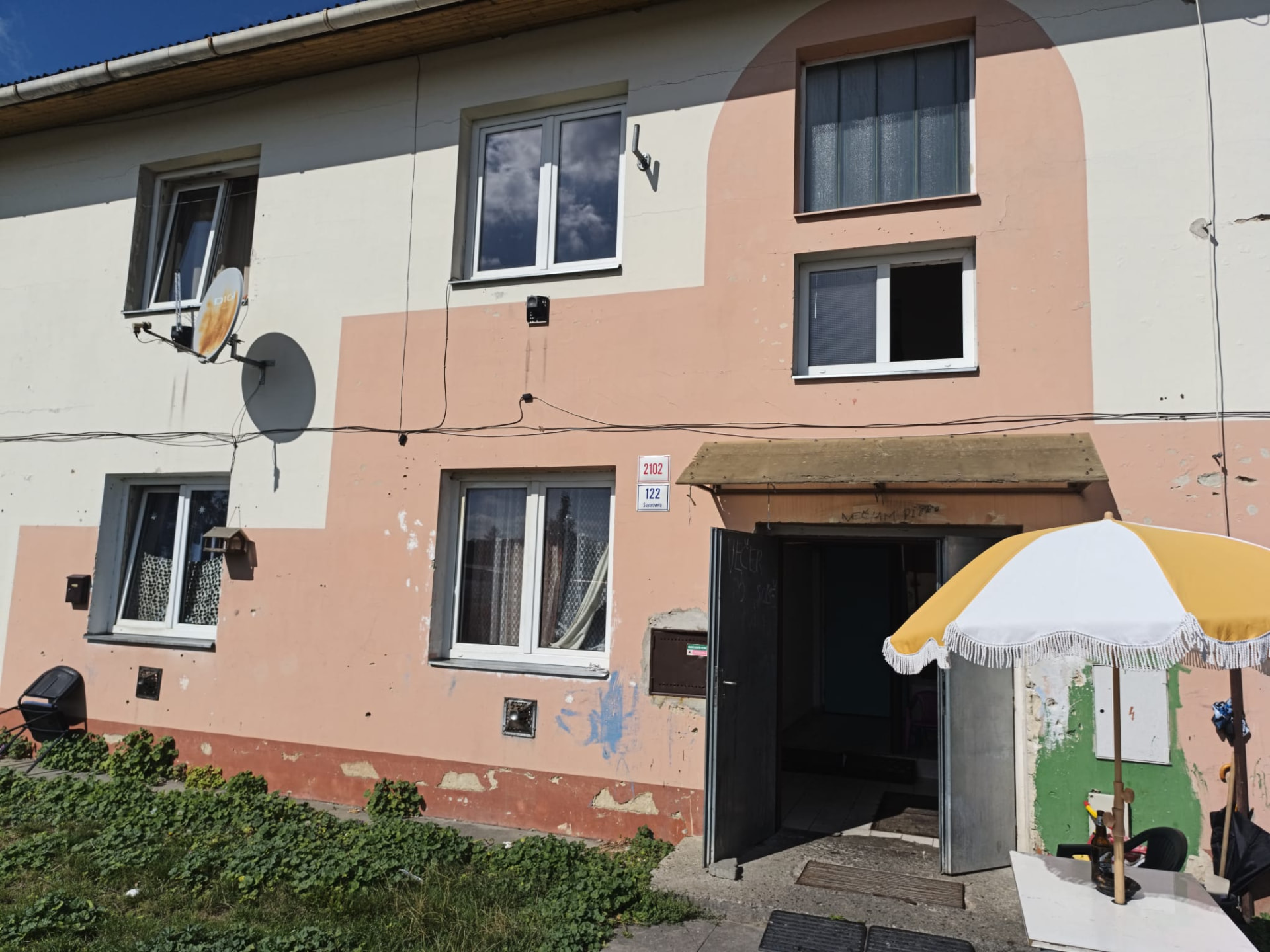 Holobyt na Suvorovově ulici – fasáda domu před rekonstrukcí
